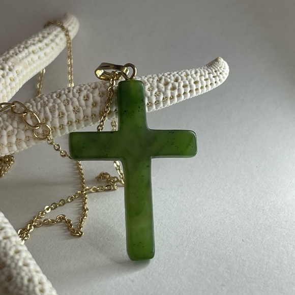 High quality hand carved nephrite jade cross gold tone pendant & chain - Picture 10 of 12
